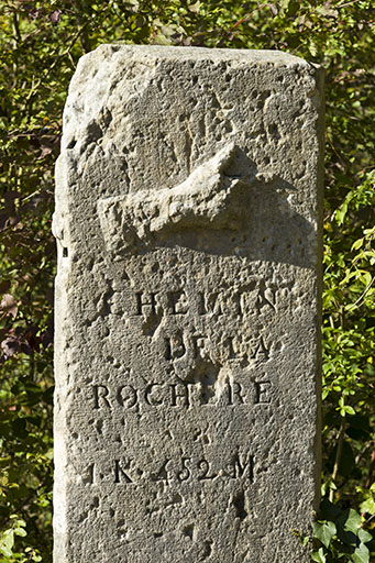 Ancienne borne indiquant la localité de la Rochère. © Sonia Dourlot / Région Bourgogne-Franche-Comté, Inventaire du patrimoine - 2015 Ancienne borne indiquant la localité de la Rochère. © Sonia Dourlot / Région Bourgogne-Franche-Comté, Inventaire du patrimoine - 2015