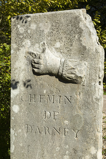 Ancienne borne directionnelle. © Sonia Dourlot / Région Bourgogne-Franche-Comté, Inventaire du patrimoine - 2015 Ancienne borne directionnelle. © Sonia Dourlot / Région Bourgogne-Franche-Comté, Inventaire du patrimoine - 2015