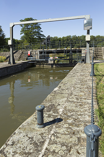Vue sur un bajoyer et les portes en arrière plan. © Sonia Dourlot / Région Bourgogne-Franche-Comté, Inventaire du patrimoine - 2015 Vue sur un bajoyer et les portes en arrière plan. © Sonia Dourlot / Région Bourgogne-Franche-Comté, Inventaire du patrimoine - 2015