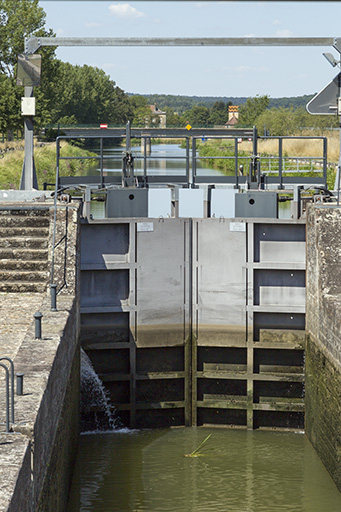 Le sas de l'écluse. © Sonia Dourlot / Région Bourgogne-Franche-Comté, Inventaire du patrimoine - 2015 Le sas de l'écluse. © Sonia Dourlot / Région Bourgogne-Franche-Comté, Inventaire du patrimoine - 2015