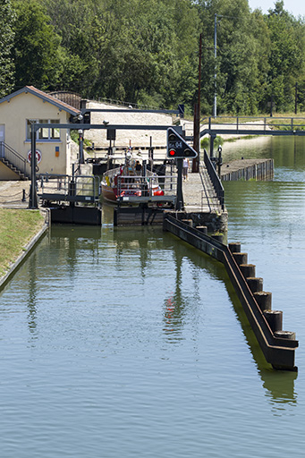 Un bateau avalant dans le sas de l'écluse vue d'amont. © Sonia Dourlot / Région Bourgogne-Franche-Comté, Inventaire du patrimoine - 2015 Un bateau avalant dans le sas de l'écluse vue d'amont. © Sonia Dourlot / Région Bourgogne-Franche-Comté, Inventaire du patrimoine - 2015