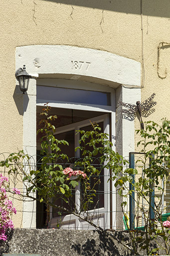 Détail de la date portée sur le linteau de la baie d'entrée : 1877. © Sonia Dourlot / Région Bourgogne-Franche-Comté, Inventaire du patrimoine - 2015 Détail de la date portée sur le linteau de la baie d'entrée : 1877. © Sonia Dourlot / Région Bourgogne-Franche-Comté, Inventaire du patrimoine - 2015