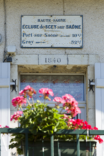 La plaque signalétique sur la maison d'éclusier. © Sonia Dourlot / Région Bourgogne-Franche-Comté, Inventaire du patrimoine - 2015