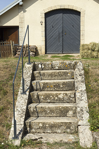 Volée de marches pour accéder au magasin. © Sonia Dourlot / Région Bourgogne-Franche-Comté, Inventaire du patrimoine - 2015 Volée de marches pour accéder au magasin. © Sonia Dourlot / Région Bourgogne-Franche-Comté, Inventaire du patrimoine - 2015