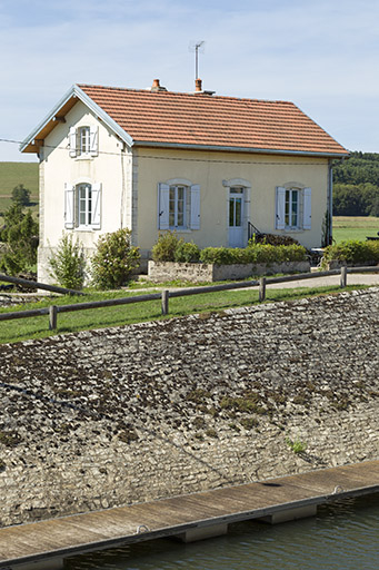 La maison de l'éclusier. © Sonia Dourlot / Région Bourgogne-Franche-Comté, Inventaire du patrimoine - 2015 La maison de l'éclusier. © Sonia Dourlot / Région Bourgogne-Franche-Comté, Inventaire du patrimoine - 2015