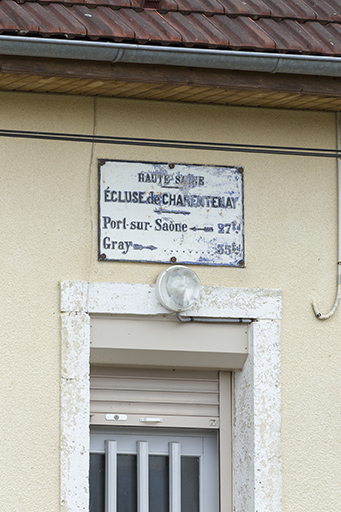 Plaque signalétique de l'écluse. © Sonia Dourlot / Région Bourgogne-Franche-Comté, Inventaire du patrimoine - 2015 Plaque signalétique de l'écluse. © Sonia Dourlot / Région Bourgogne-Franche-Comté, Inventaire du patrimoine - 2015