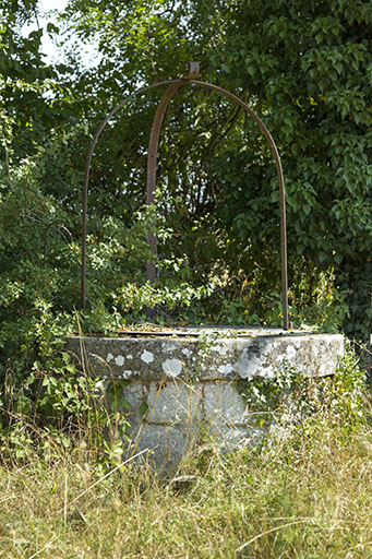Puits dépendant du site d'écluse. © Sonia Dourlot / Région Bourgogne-Franche-Comté, Inventaire du patrimoine - 2015 Puits dépendant du site d'écluse. © Sonia Dourlot / Région Bourgogne-Franche-Comté, Inventaire du patrimoine - 2015