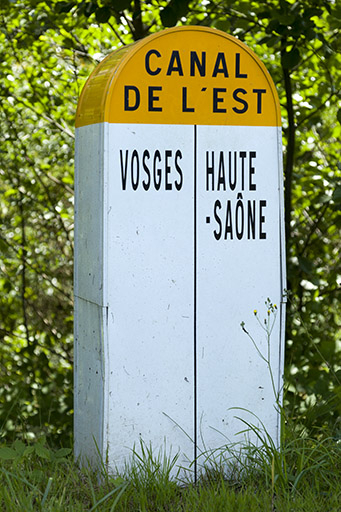 Borne indiquant la frontière des deux départements. © Sonia Dourlot / Région Bourgogne-Franche-Comté, Inventaire du patrimoine - 2015 Borne indiquant la frontière des deux départements. © Sonia Dourlot / Région Bourgogne-Franche-Comté, Inventaire du patrimoine - 2015