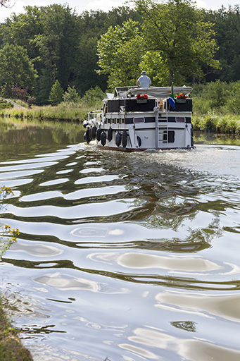 Bâteau sur le canal de l'Est. © Sonia Dourlot / Région Bourgogne-Franche-Comté, Inventaire du patrimoine - 2015 Bâteau sur le canal de l'Est. © Sonia Dourlot / Région Bourgogne-Franche-Comté, Inventaire du patrimoine - 2015