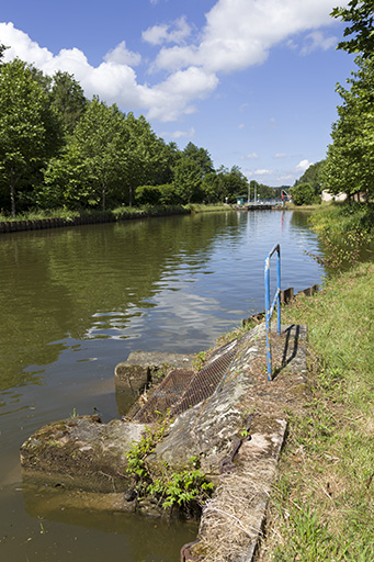 Déversoir. © Sonia Dourlot / Région Bourgogne-Franche-Comté, Inventaire du patrimoine - 2015 Déversoir. © Sonia Dourlot / Région Bourgogne-Franche-Comté, Inventaire du patrimoine - 2015
