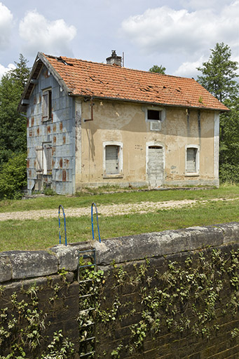 Vue de trois-quart sud de la maison d'éclusier. © Sonia Dourlot / Région Bourgogne-Franche-Comté, Inventaire du patrimoine - 2015