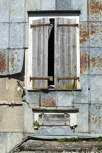 Détail de deux baies et de l'essentage de la façade sud-ouest. © Sonia Dourlot / Région Bourgogne-Franche-Comté, Inventaire du patrimoine - 2015