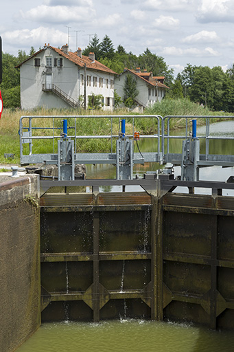 Ecluse n°44 : détail intérieur de la porte amont fermée et vue sur les cités, Demangevelle (70). © Sonia Dourlot / Région Bourgogne-Franche-Comté, Inventaire du patrimoine - 2015  Ecluse n°44 : détail intérieur de la porte amont fermée et vue sur les cités, Demangevelle (70). © Sonia Dourlot / Région Bourgogne-Franche-Comté, Inventaire du patrimoine - 2015