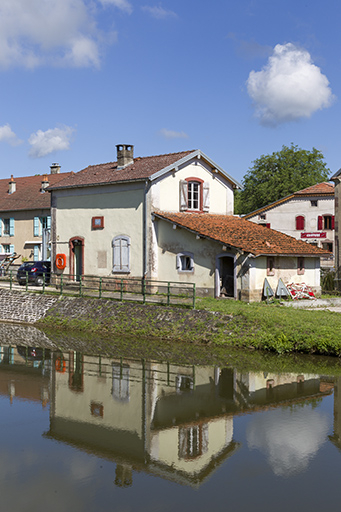 La maison, depuis l'ancien chemin de halage. © Sonia Dourlot / Région Bourgogne-Franche-Comté, Inventaire du patrimoine - 2015