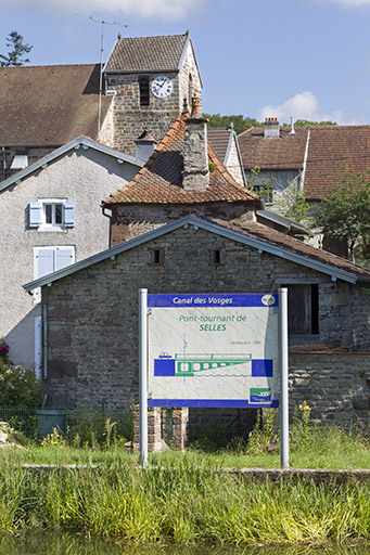 Plaque d'information indiquant la présence du pont tournant et l'église en arrière plan. © Sonia Dourlot / Région Bourgogne-Franche-Comté, Inventaire du patrimoine - 2015
