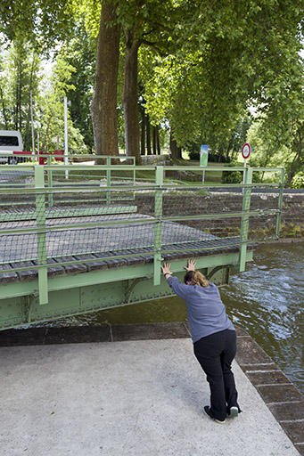 Rotation du pont par poussée manuelle. © Sonia Dourlot / Région Bourgogne-Franche-Comté, Inventaire du patrimoine - 2015