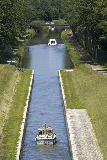 Vue amont du canal de navigation. © Sonia Dourlot / Région Bourgogne-Franche-Comté, Inventaire du patrimoine - 2015 Vue amont du canal de navigation. © Sonia Dourlot / Région Bourgogne-Franche-Comté, Inventaire du patrimoine - 2015