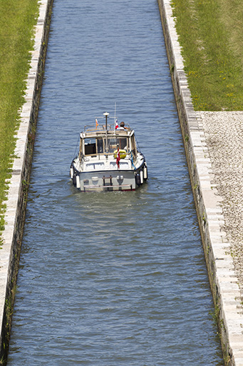 Bateau de plaisance remontant le canal de navigation. © Sonia Dourlot / Région Bourgogne-Franche-Comté, Inventaire du patrimoine - 2015 Bateau de plaisance remontant le canal de navigation. © Sonia Dourlot / Région Bourgogne-Franche-Comté, Inventaire du patrimoine - 2015