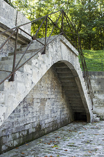 Escalier double, terrasse surplombant l'entrée du souterrain. © Sonia Dourlot / Région Bourgogne-Franche-Comté, Inventaire du patrimoine - 2015 Escalier double, terrasse surplombant l'entrée du souterrain. © Sonia Dourlot / Région Bourgogne-Franche-Comté, Inventaire du patrimoine - 2015