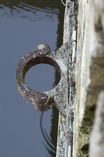 Gond d'une des anciennes portes du tunnel (entrée amont). © Sonia Dourlot / Région Bourgogne-Franche-Comté, Inventaire du patrimoine - 2015 Gond d'une des anciennes portes du tunnel (entrée amont). © Sonia Dourlot / Région Bourgogne-Franche-Comté, Inventaire du patrimoine - 2015