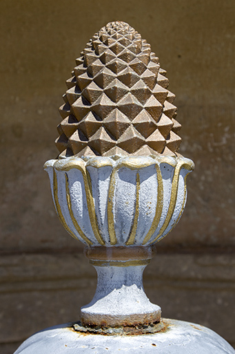 Détail de la pomme de pin sur la borne. © Sonia Dourlot / Région Bourgogne-Franche-Comté, Inventaire du patrimoine - 2015