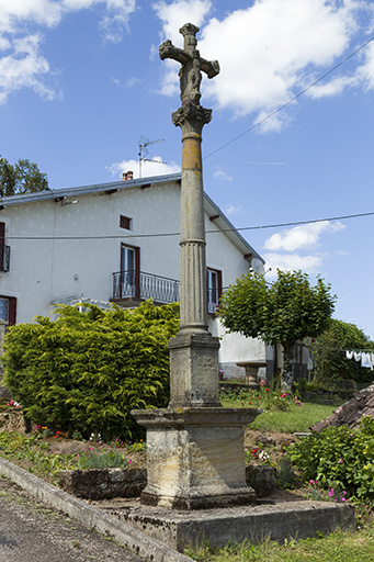 Vue générale sur la croix à proximité de la fontaine. © Sonia Dourlot / Région Bourgogne-Franche-Comté, Inventaire du patrimoine - 2015