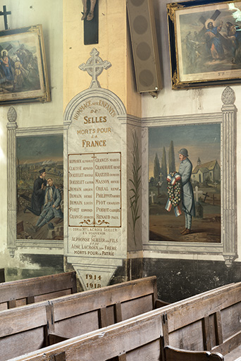 Monument aux morts encadré par deux peintures. © Sonia Dourlot / Région Bourgogne-Franche-Comté, Inventaire du patrimoine - 2015