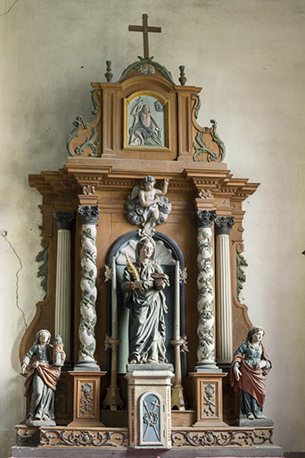 Retable secondaire avec les statues de sainte Barbe, sainte Catherine et une martyre ; au fronton, saint Jean-Baptiste. © Sonia Dourlot / Région Bourgogne-Franche-Comté, Inventaire du patrimoine - 2015
