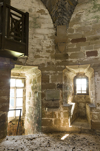 Détail d'une baie du premier étage du donjon. © Sonia Dourlot / Région Bourgogne-Franche-Comté, Inventaire du patrimoine - 2015