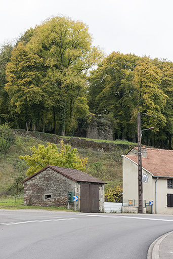 Vue sur une tour du chateau et la grande rue, au carrefour avec la rue St isidore, en direction de Corre.  © Sonia Dourlot / Région Bourgogne-Franche-Comté, Inventaire du patrimoine - 2015 Vue sur une tour du chateau et la grande rue, au carrefour avec la rue St isidore, en direction de Corre.  © Sonia Dourlot / Région Bourgogne-Franche-Comté, Inventaire du patrimoine - 2015