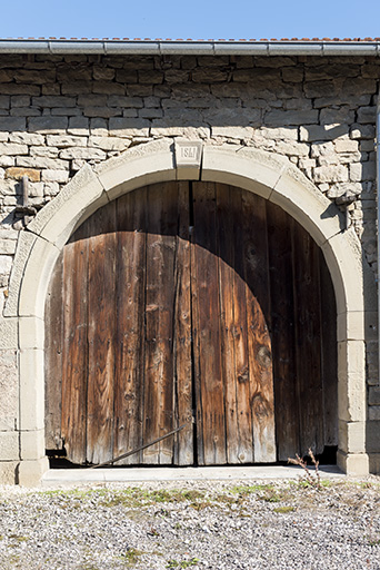 Rue de la fontaine. Détail de porte de grange avec date portée : 1841.  © Sonia Dourlot / Région Bourgogne-Franche-Comté, Inventaire du patrimoine - 2015 Rue de la fontaine. Détail de porte de grange avec date portée : 1841.  © Sonia Dourlot / Région Bourgogne-Franche-Comté, Inventaire du patrimoine - 2015