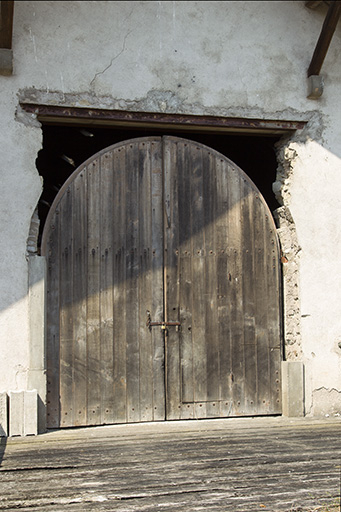Détail d'une porte de grange sur la façade est des ateliers municipaux.  © Sonia Dourlot / Région Bourgogne-Franche-Comté, Inventaire du patrimoine - 2015 Détail d'une porte de grange sur la façade est des ateliers municipaux.  © Sonia Dourlot / Région Bourgogne-Franche-Comté, Inventaire du patrimoine - 2015