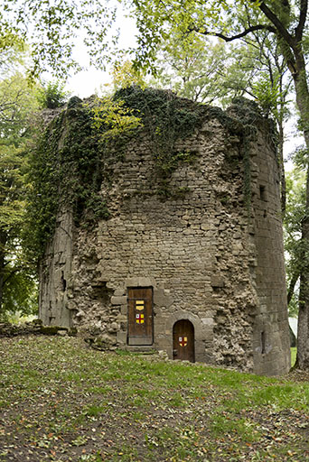 La tour ouest, vue rapprochée de l'est. © Sonia Dourlot / Région Bourgogne-Franche-Comté, Inventaire du patrimoine - 2015