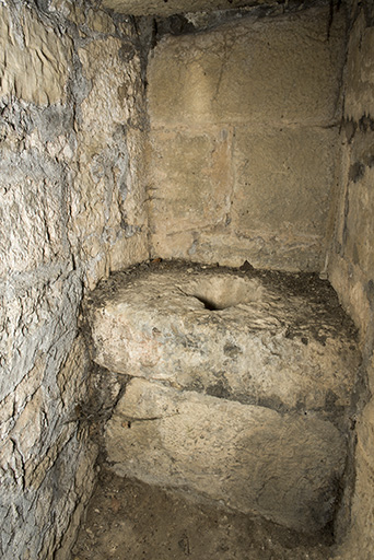 Dans la tour ouest. Latrines.  © Sonia Dourlot / Région Bourgogne-Franche-Comté, Inventaire du patrimoine - 2015