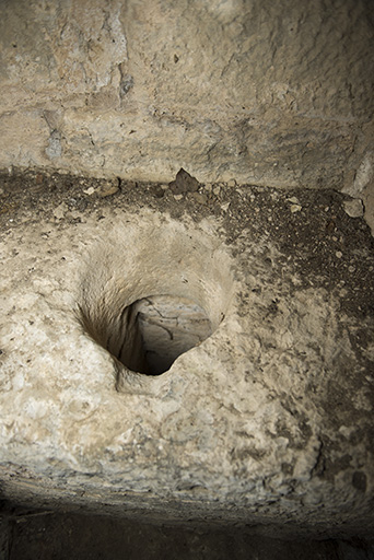 Dans la tour ouest. Détail de latrines.  © Sonia Dourlot / Région Bourgogne-Franche-Comté, Inventaire du patrimoine - 2015