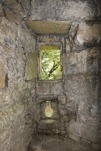 Dans la tour ouest : meurtrière, canonnière. © Sonia Dourlot / Région Bourgogne-Franche-Comté, Inventaire du patrimoine - 2015