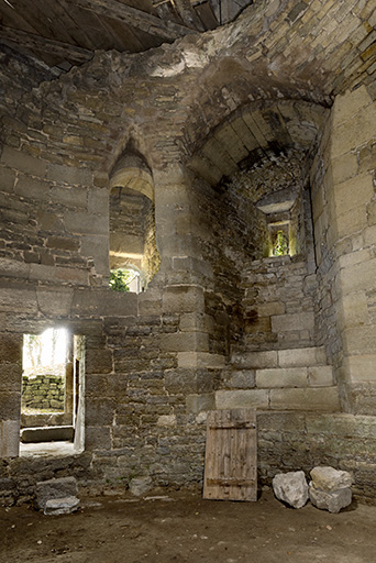 Dans la tour ouest : vue sur l'entrée et l'escalier.  © Sonia Dourlot / Région Bourgogne-Franche-Comté, Inventaire du patrimoine - 2015