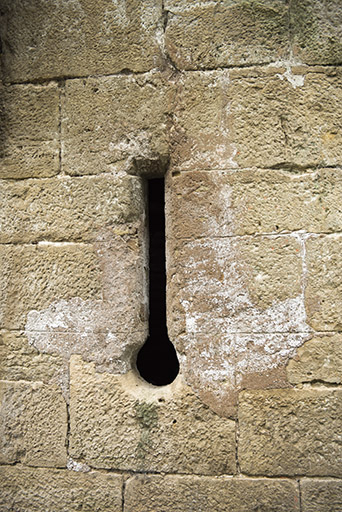 Tour ouest : vue extérieure de la canonnière.  © Sonia Dourlot / Région Bourgogne-Franche-Comté, Inventaire du patrimoine - 2015