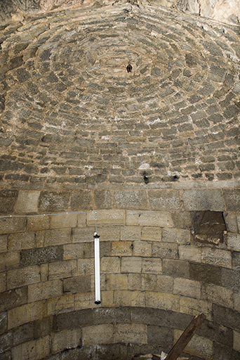 Dans la tour ouest. Niveau inférieur : citerne?  © Sonia Dourlot / Région Bourgogne-Franche-Comté, Inventaire du patrimoine - 2015