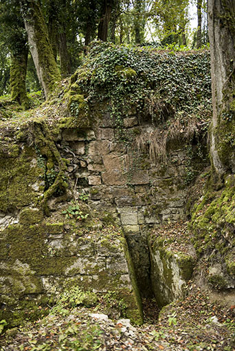 vestiges (porte?) © Sonia Dourlot / Région Bourgogne-Franche-Comté, Inventaire du patrimoine - 2015