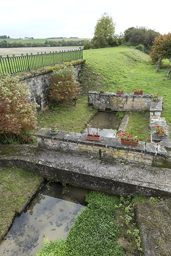Ancien lavoir à l'ouest du village, rue Maurice Boulanger. © Sonia Dourlot / Région Bourgogne-Franche-Comté, Inventaire du patrimoine - 2015