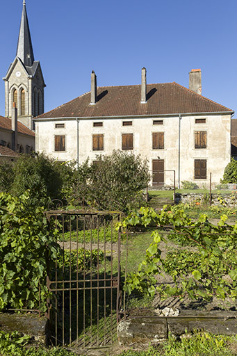 Vue d'ensemble du jardin et de la façade postérieure. © Sonia Dourlot / Région Bourgogne-Franche-Comté, Inventaire du patrimoine - 2015 Vue d'ensemble du jardin et de la façade postérieure. © Sonia Dourlot / Région Bourgogne-Franche-Comté, Inventaire du patrimoine - 2015