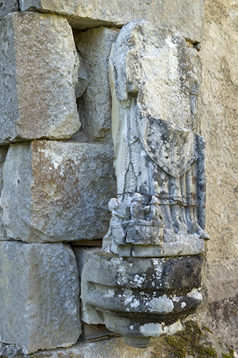 Fragment de sculpture le long du mur extérieur nord. © Sonia Dourlot / Région Bourgogne-Franche-Comté, Inventaire du patrimoine - 2015