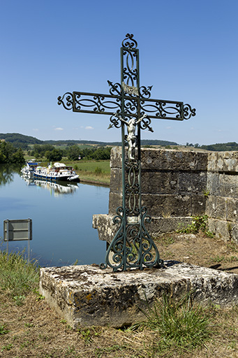 Croix de chemin à proximité du pont de la départementale.  © Sonia Dourlot / Région Bourgogne-Franche-Comté, Inventaire du patrimoine - 2015 Croix de chemin à proximité du pont de la départementale.  © Sonia Dourlot / Région Bourgogne-Franche-Comté, Inventaire du patrimoine - 2015