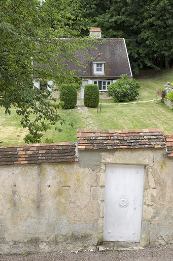 Maison rue du Château (cadastrée 1996 B 243) qui a abrité l’atelier du peintre Marcel Bellini, fils d’Ettore Bellini. © Sonia Dourlot / Région Bourgogne-Franche-Comté, Inventaire du patrimoine - 2015 Maison rue du Château (cadastrée 1996 B 243) qui a abrité l’atelier du peintre Marcel Bellini, fils d’Ettore Bellini. © Sonia Dourlot / Région Bourgogne-Franche-Comté, Inventaire du patrimoine - 2015