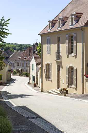 Demeure 8 et 10 Grande Rue, et vue partielle de la Grande Rue en direction du bas du village. © Sonia Dourlot / Région Bourgogne-Franche-Comté, Inventaire du patrimoine - 2015 Demeure 8 et 10 Grande Rue, et vue partielle de la Grande Rue en direction du bas du village. © Sonia Dourlot / Région Bourgogne-Franche-Comté, Inventaire du patrimoine - 2015