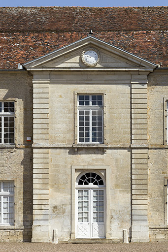 Façade sur la cour d'honneur (façade ouest) : travée centrale. © Sonia Dourlot / Région Bourgogne-Franche-Comté, Inventaire du patrimoine - 2015