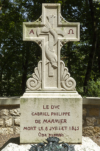 Tombeau de la famille de Marmier : détail de la croix et de l'épitaphe. © Sonia Dourlot / Région Bourgogne-Franche-Comté, Inventaire du patrimoine - 2015
