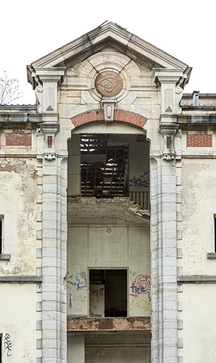 Etat en 2016. Usine A : baie centrale en façade de la cantine. © Sonia Dourlot / Région Bourgogne-Franche-Comté, Inventaire du patrimoine - 2016