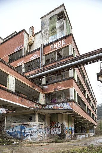 Etat en 2016. Usine A : angle sud-ouest de l'étirage tergal (V), vu en contre-plongée. © Sonia Dourlot / Région Bourgogne-Franche-Comté, Inventaire du patrimoine - 2016